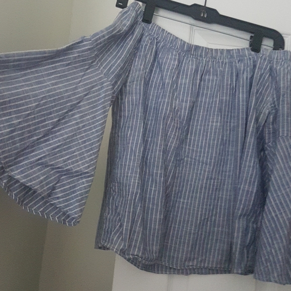 3/$20 Lefties top - Picture 2 of 3